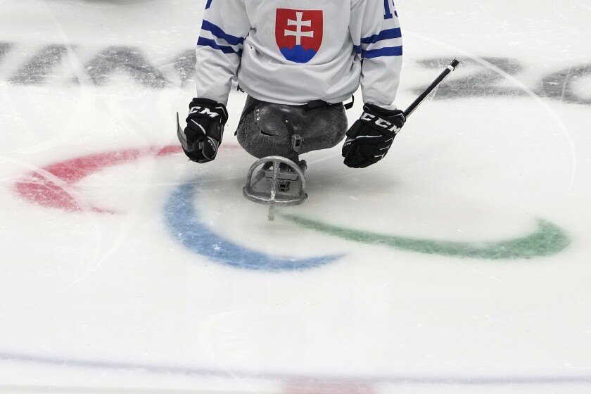 Un jugador eslovaco de hockey sobre hielo pasa sobre el logo de los Juegos Paralímpicos.