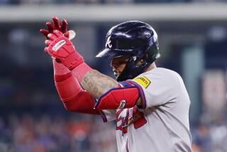 El venezolano Orlando Arcia, campocorto de los Bravos de Atlanta, festeja luego de pegar un sencillo productor en la décima entrada del juego ante los Astros de Houston, el miércoles 17 de abril de 2024 (AP Foto/Michael Wyke)