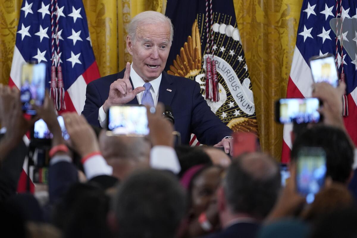 Archivo - El presidente Joe Biden habla durante una recepción en la Casa Blanca el 2de mayo de 2022, en Washington, D.C.