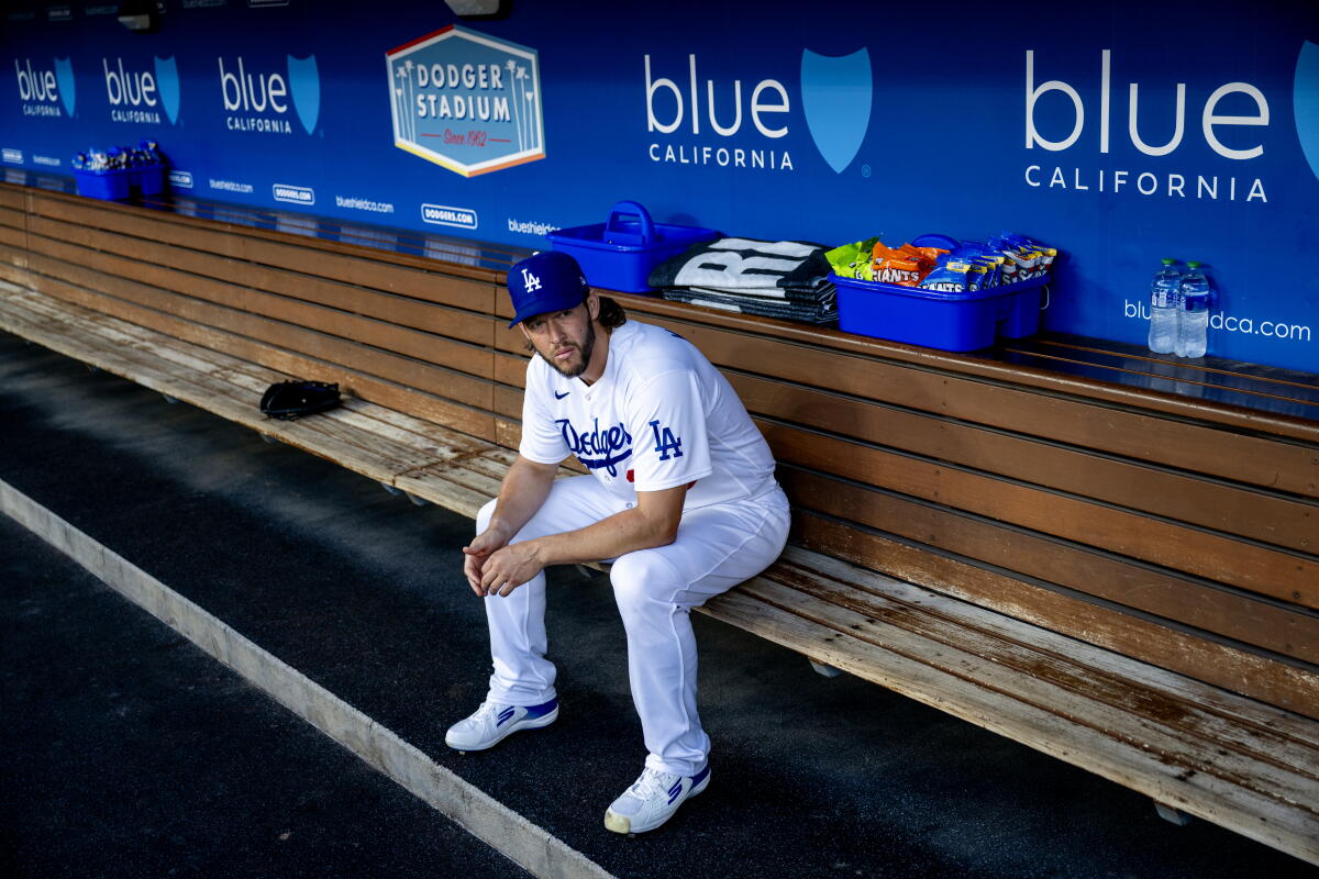 Clayton Kershaw, Dodger Stadyumu'nda San Francisco Giants'ı 7-0 yenmeden önce yedek kulübesinde tek başına oturuyor.