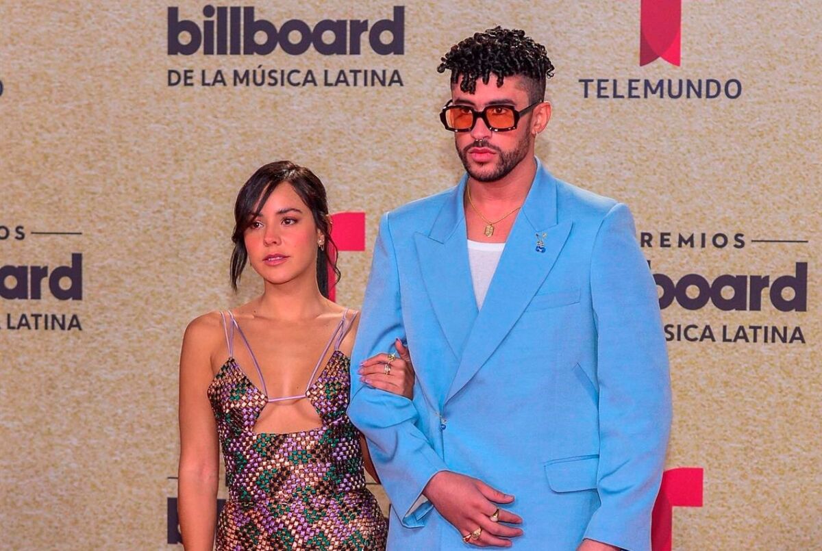 Bad Bunny y su novia Gabriela Berlingeri en la alfombra roja de los Premios Billboard de la Música Latina.