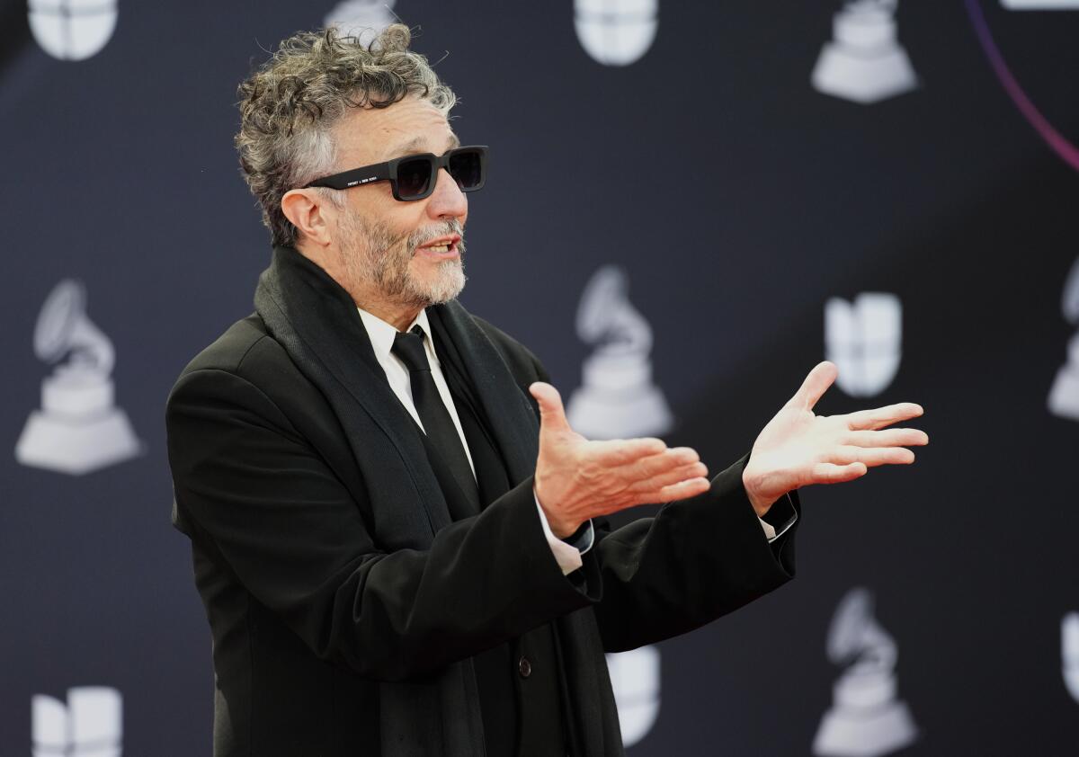 Fito Páez llegando a la 23a entrega anual del Latin Grammy en la Mandalay Bay Michelob Ultra 