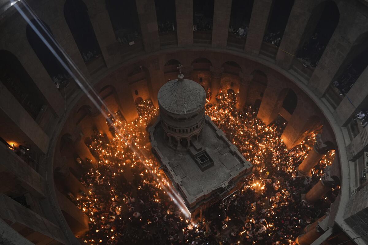 Peregrinos cristianos ortodoxos sostienen velas durante la ceremonia del Fuego Sagrado,
