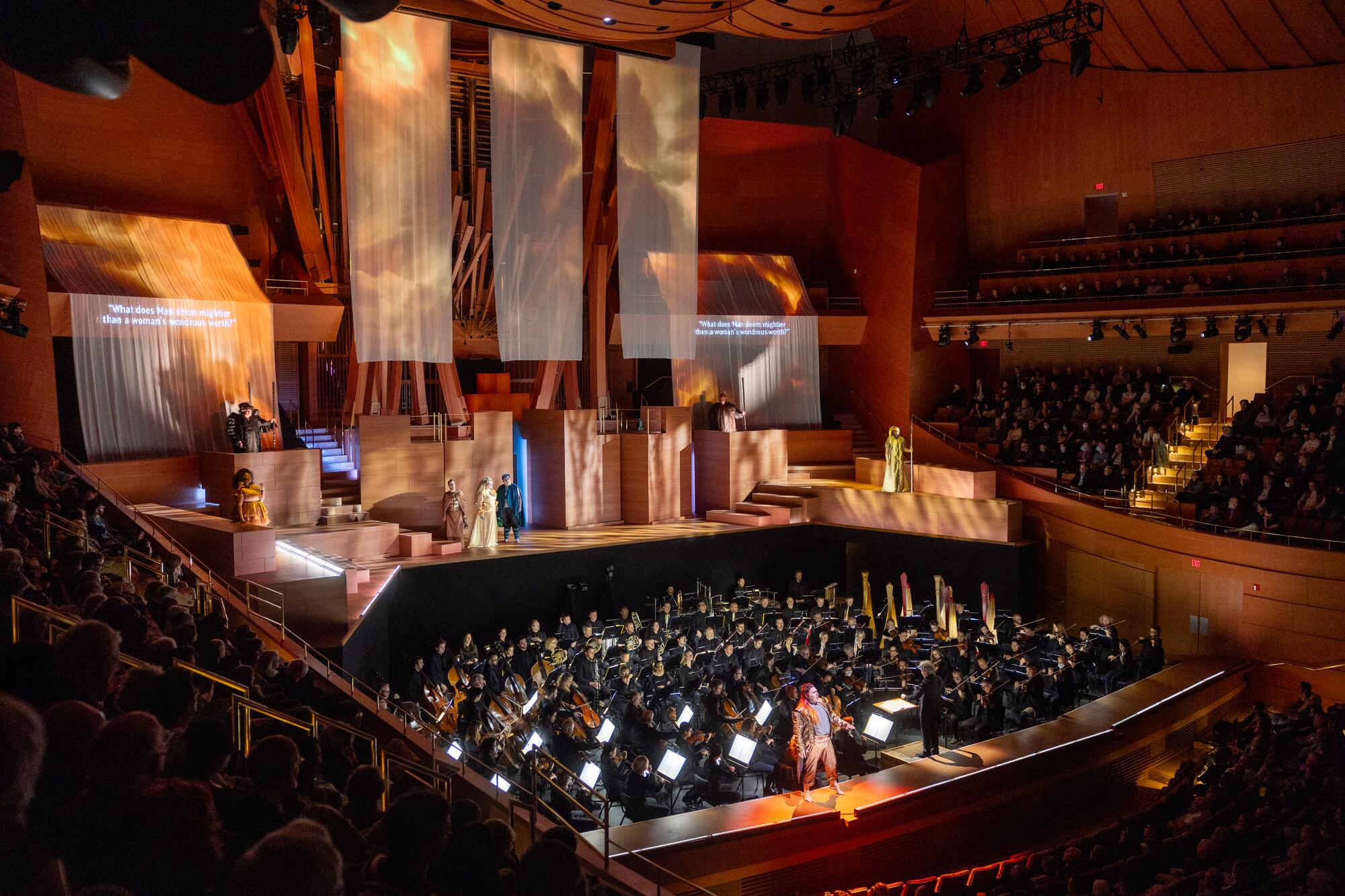 古斯塔沃·杜达梅尔 (Gustavo Dudamel) 在瓦格纳 (Wagner) 的一个简陋的管弦乐池中指挥洛杉矶爱乐乐团 