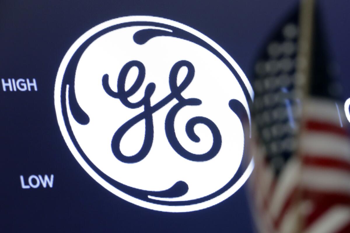 ARCHIVO - En esta imagen del junio de 2018, el logo de General Electric aparece en la Bolsa de Nueva York. 