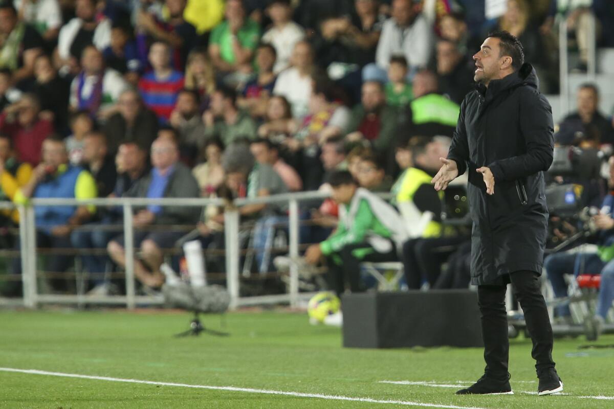 El técnico del Barcelona Xavi Hernandez da instrucciones a sus jugadores