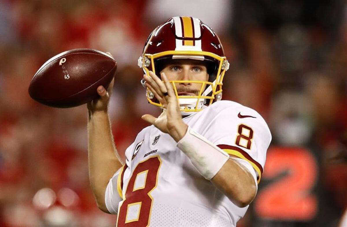 En la imagen un registro del mariscal de campo de los Redskins de Washington, Kirk Cousins, quien completó 25 de 37 pases para 330 yardas con dos pases de touchdown y una interceptación para conducir la victoria de su equipo 26-24 sobre los 49ers de San Francisco.