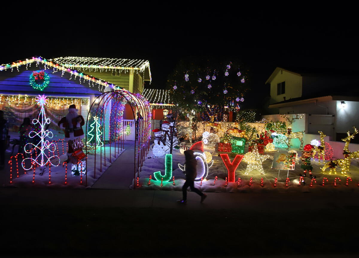 Fountain Valley goes festive with holiday home decorating contest - Los ...