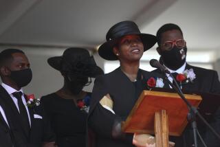 ARCHIVO - La exprimera dama haitiana Martine Moïse, acompañada de sus hijos, habla durante el funeral de su marido asesinado, el expresidente Jovenel Moïse, el viernes 23 de julio de 2021, en Cap-Haitien, Haití. (AP Foto/Matias Delacroix, Archivo)