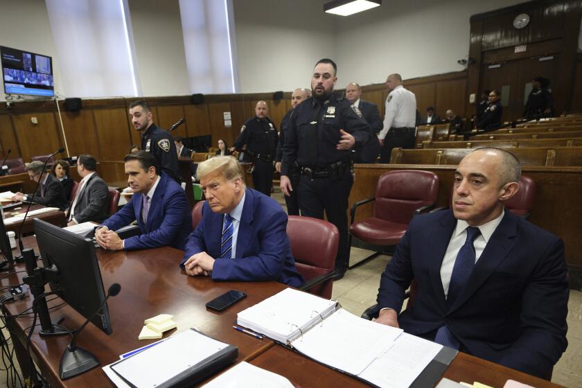 El expresidente Donald Trump en la corte penal de Manhattan, el 16 de abril de 2024, en Nueva York. (Curtis Means/DailyMail.com vía AP, Pool, Archivo)