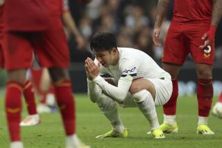Son Heung-min, del Tottenham, reacciona decepcionado luego del partido de la Liga Premier ante Wolverhampton, el sábado 17 de febrero de 2024 (AP Foto/Ian Walton)