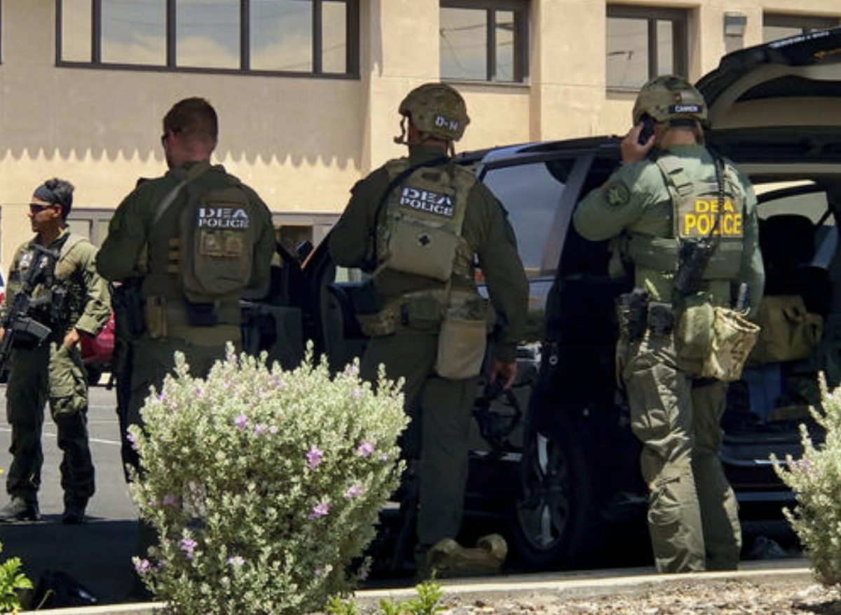 Agentes de varias corporaciones se presentan en el lugar donde se registró un tiroteo en un centro comercial de El Paso, Texas, el sábado 3 de agosto de 2019. (AP Foto/Rudy Gutierrez)