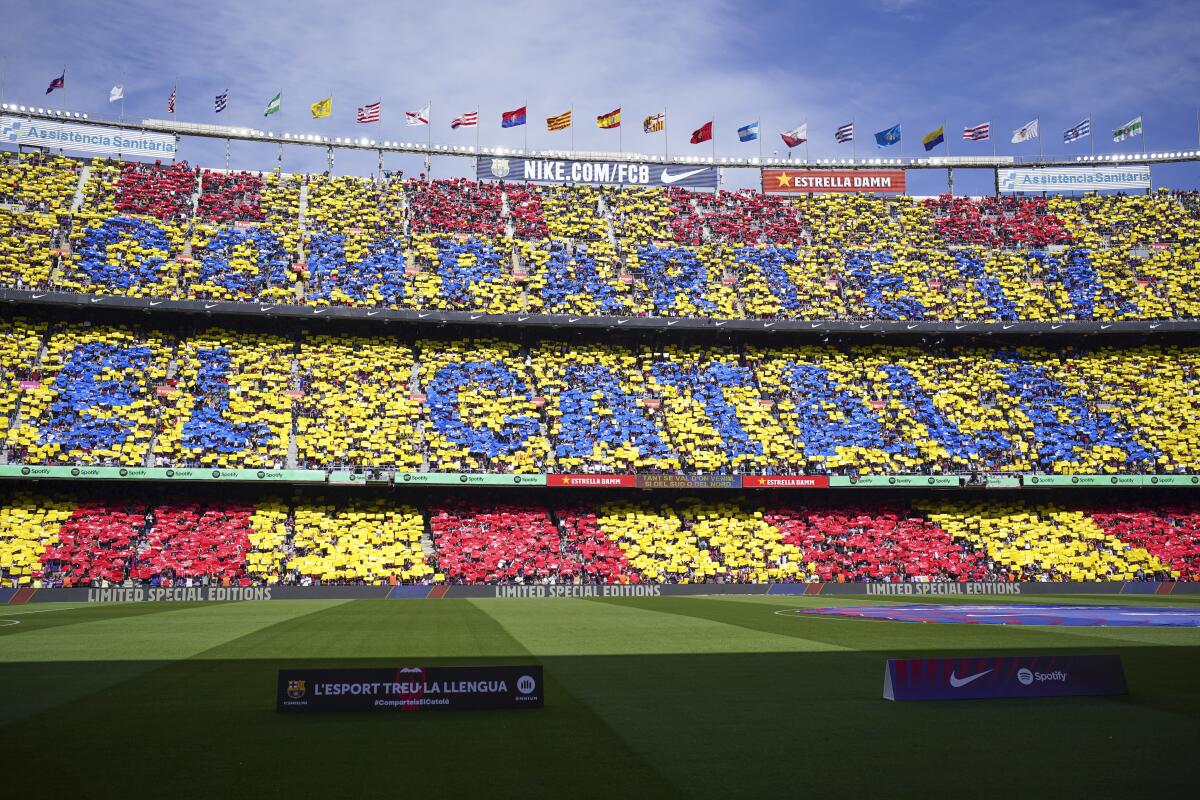 Los hinchas del Barcelona expresan un mensaje a favor del idioma catalán 