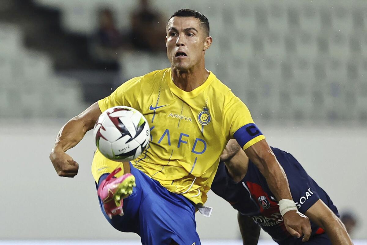 ARCHIVO - Cristiano Ronaldo, delantero de Al Nassr, controla el balón en el partido amistoso contra Paris 