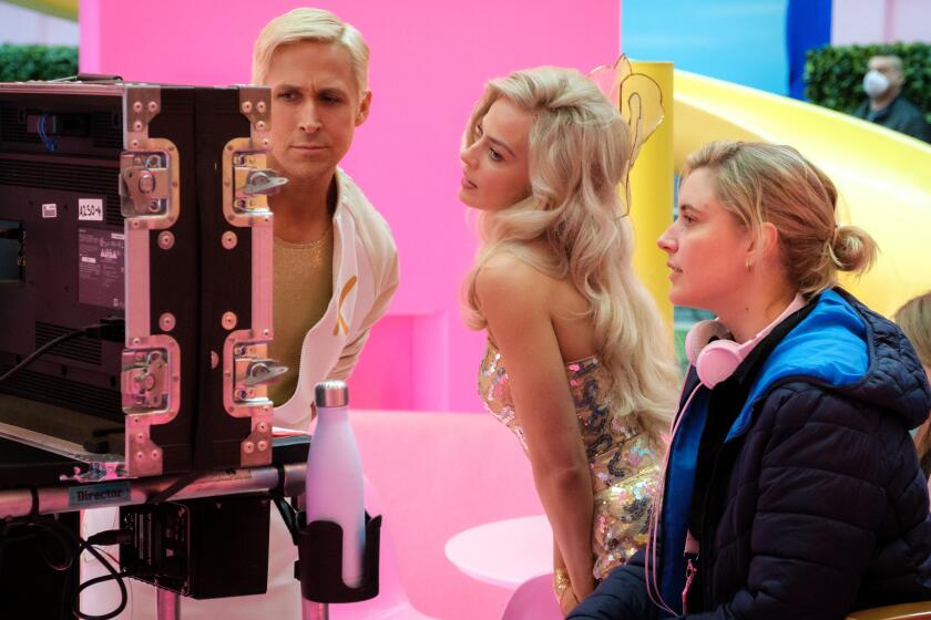 En esta imagen proporcionada por Warner Bros. Pictures, los actores Ryan Gosling, izquierda, Margot Robbie, centro, y la directora Greta Gerwig en el plató de "Barbie". (Jaap Buitendijk/Warner Bros. Pictures vía AP)