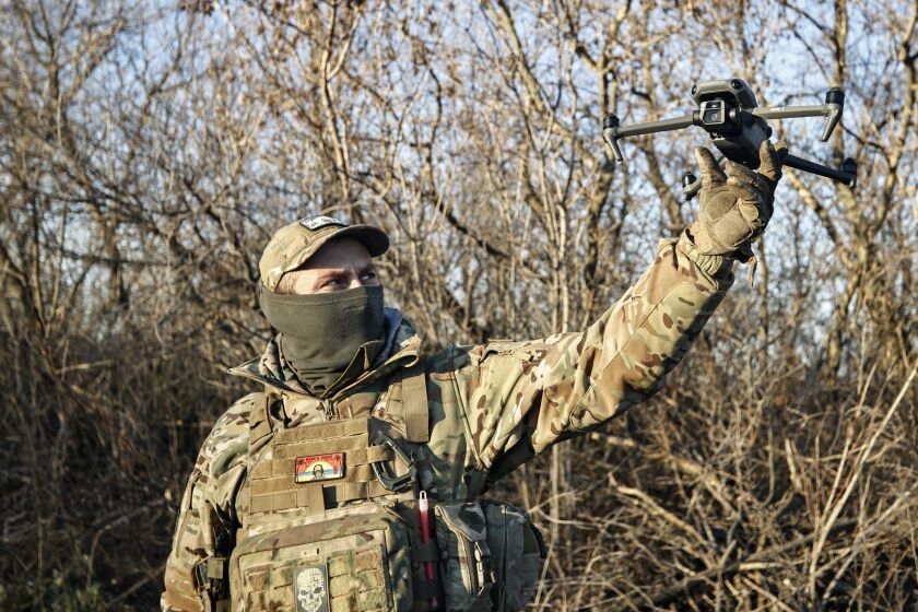 Un militar ucraniano llena un dron durante una operación contra posiciones rusas en un lugar no revelado en la región de Donetsk, Ucrania, el domingo 4 de diciembre de 2022. (AP Foto/Roman Chop)
