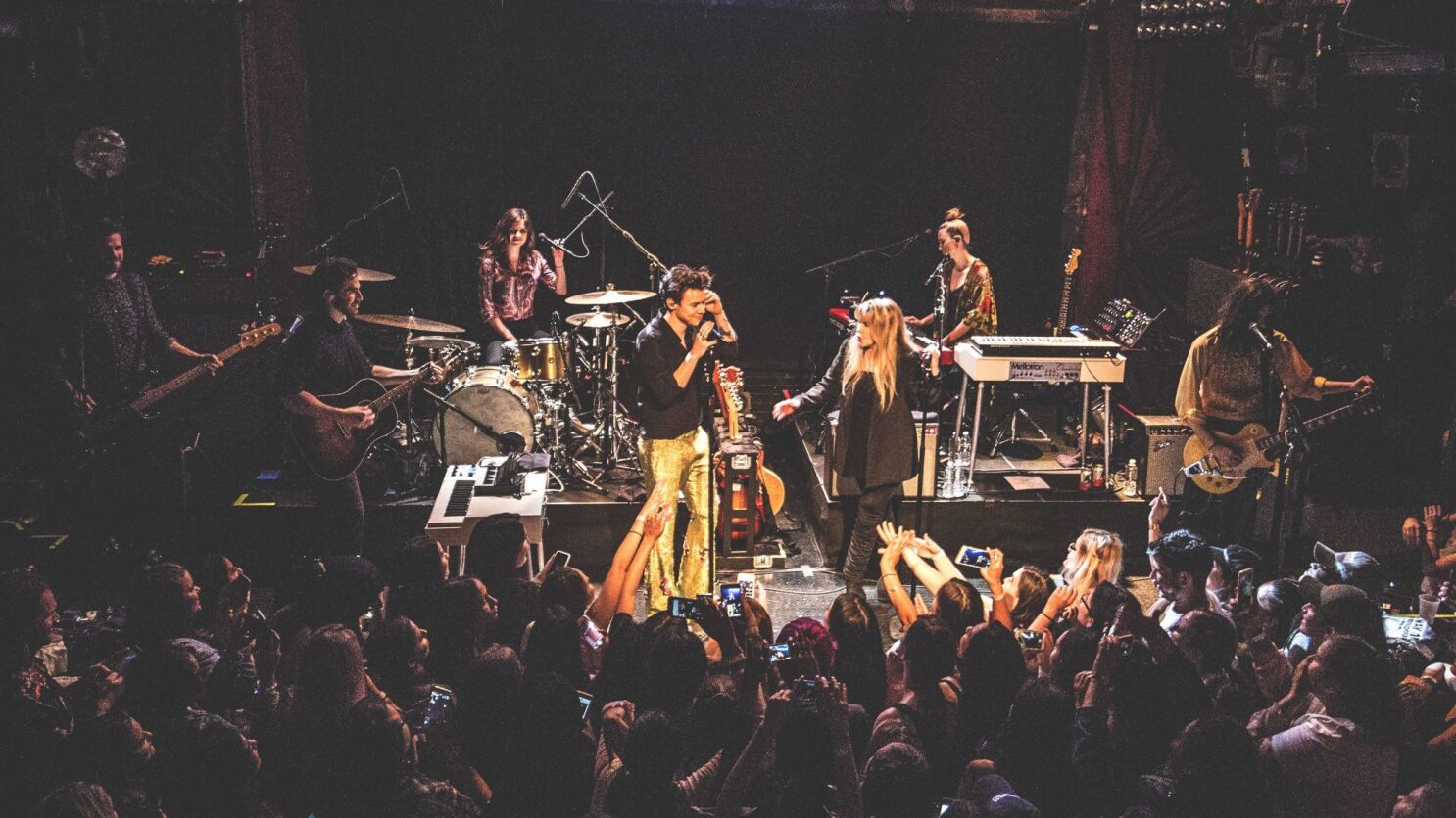 Wanna Do One More Harry Styles Jams With Stevie Nicks At The Troubadour Los Angeles Times