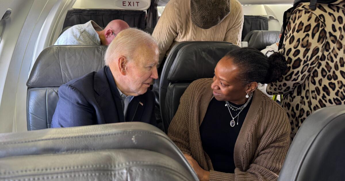 Biden pega um voo comercial saindo do Aeroporto Nacional Reagan e está atrasado como todo mundo
