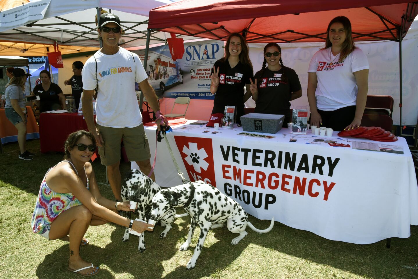 Joanne and Scott Owen with Bailey and Bentley, Dr. Erin Mortimer, Hospital Manager Becky Kobari, Manager Shelby Frye of sponsor Veterinary Emergency Group