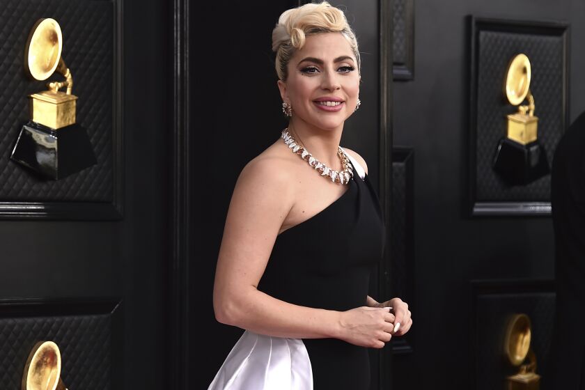 ARCHIVO - Lady Gaga llega a la 64ta entrega anual de los premios Grammy, en Las Vegas, el 3 de abril de 2022. Las autoridades federales ofrecen una recompensa de 5.000 dólares por información sobre el hombre que presuntamente le disparó al paseador de perros de Lady Gaga el año pasado en Hollywood y robó dos bulldogs franceses de la estrella pop. El hombre fue liberado por error en abril y está desaparecido. (Foto por Jordan Strauss/Invision/AP, archivo)
