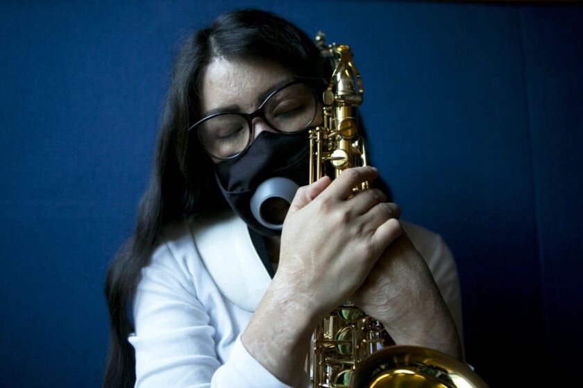 María Elena Ríos sostiene su saxofón 