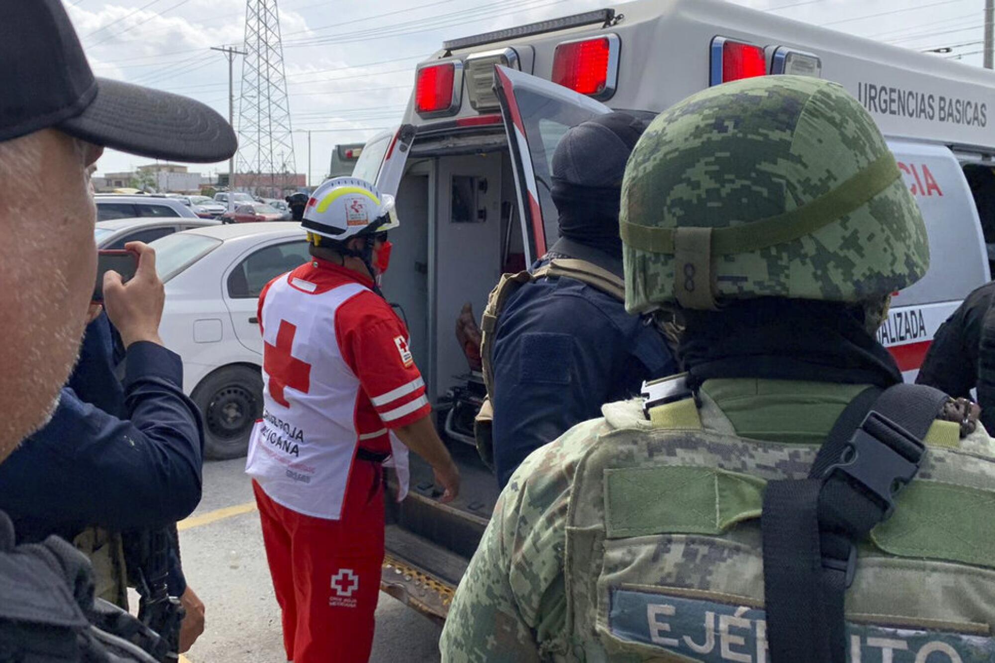 Un trabajador de la Cruz Roja cierra la puerta de una ambulancia