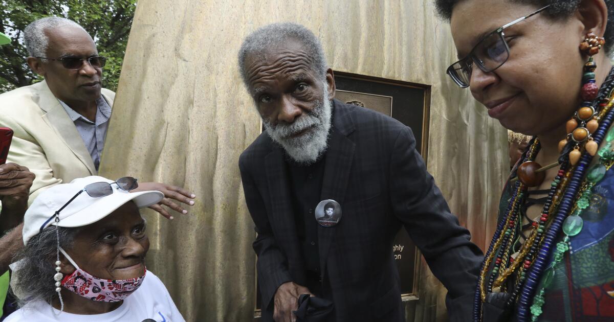 Richard Hunt dies: Sculptor welded art inspired by Emmett Till, Ida B ...