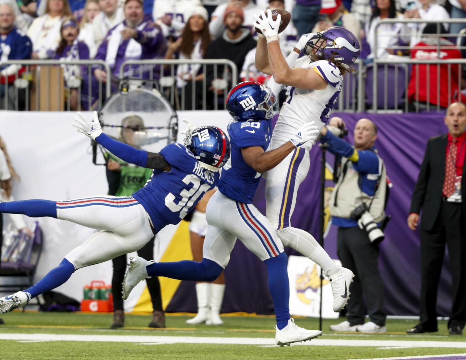 Minnesota Vikings linebacker Jordan Hicks throws an autographed