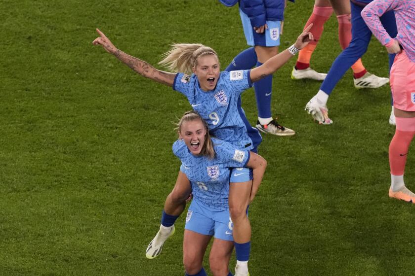 Las inglesas Rachel Daly y Georgia Stanway celebran la victoria 3-1 ante Australia en las semifinales del Mundial femenino, el miércoles 16 de agosto de 2023, en Sydney. (AP Foto/Mark Baker)