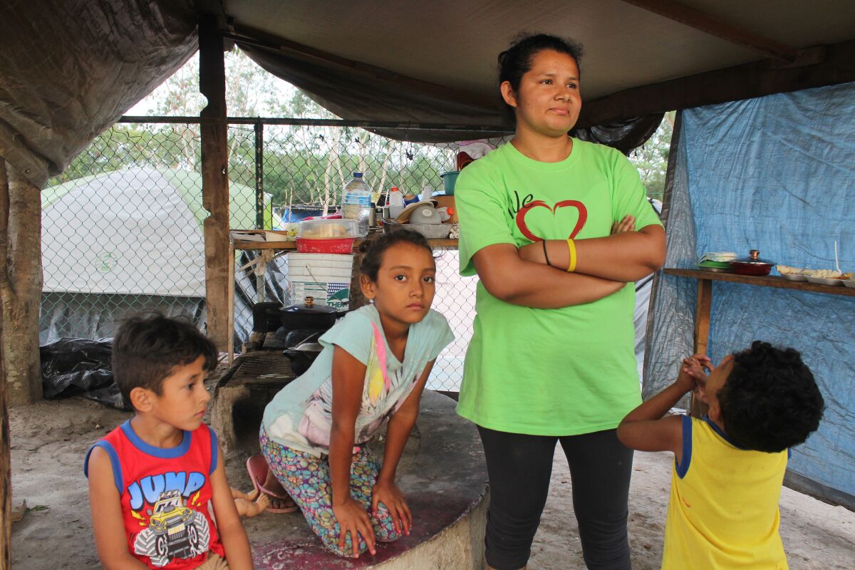 Ana Antúnez, de 26 años, y sus dos hijos, con un amigo, están en el campamento de Matamoros desde diciembre.