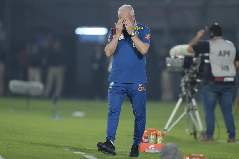 El técnico de Brasil Dorival Junior durante el partido contra Paraguay por las eliminatorias del Mundial, el martes 10 de septiembre de 2024, en Asunción. (AP Foto/Jorge Saenz)