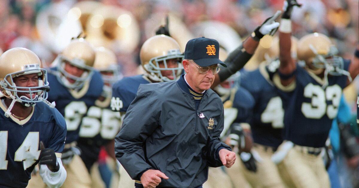 Lou Holtz, que treinou Notre Dame ao título nacional em 1988, morre aos 89 anos