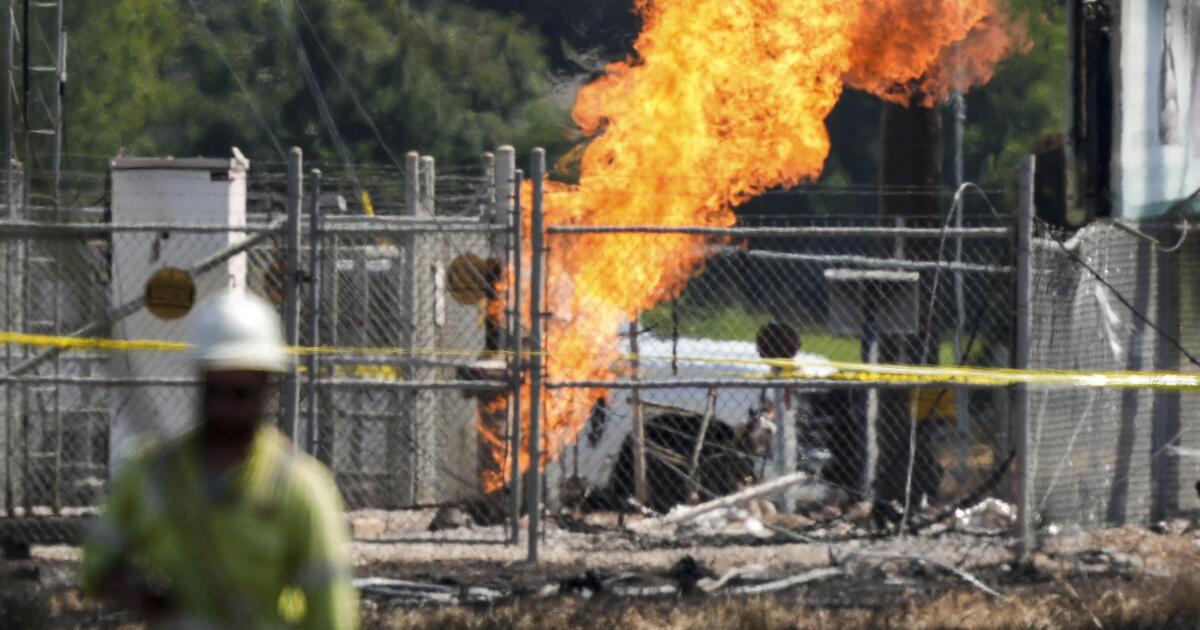 Se encontró un cuerpo dentro de una camioneta que, según las autoridades, provocó un incendio en una tubería en los suburbios de Houston.