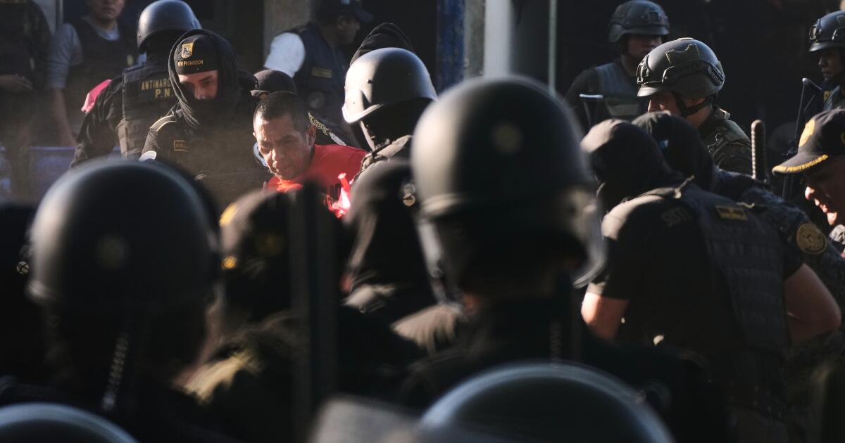 Prisioneiros em três prisões da Guatemala fizeram dezenas de guardas como reféns Prisioneiros em três prisões da Guatemala fizeram dezenas de guardas como reféns