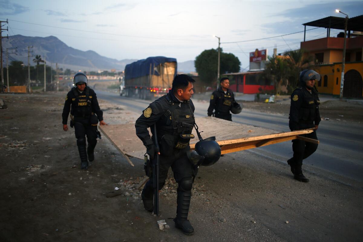 La policía despeja la autopista Panamericana Norte en medio de las crecientes protestas 
