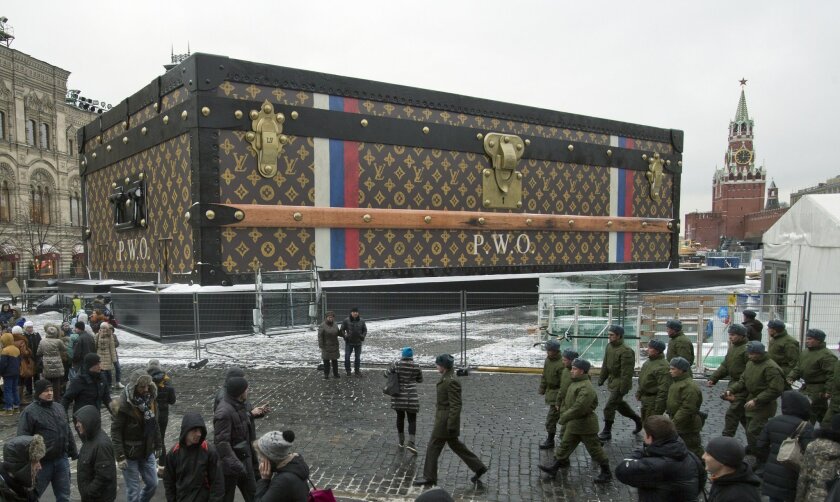 Cataract skæg fort Russia outraged by giant Louis Vuitton suitcase - The San Diego  Union-Tribune