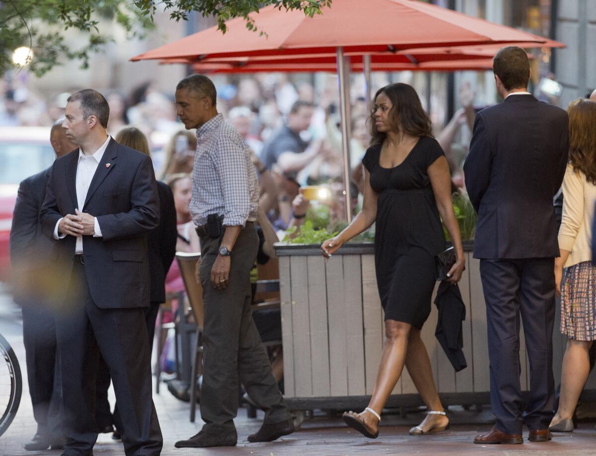El presidente Barack Obama y su esposa Michelle salen del restaurante de comida mexicana Oyamel, en el centro de Washington, el sábado 30 de mayo de 2015.