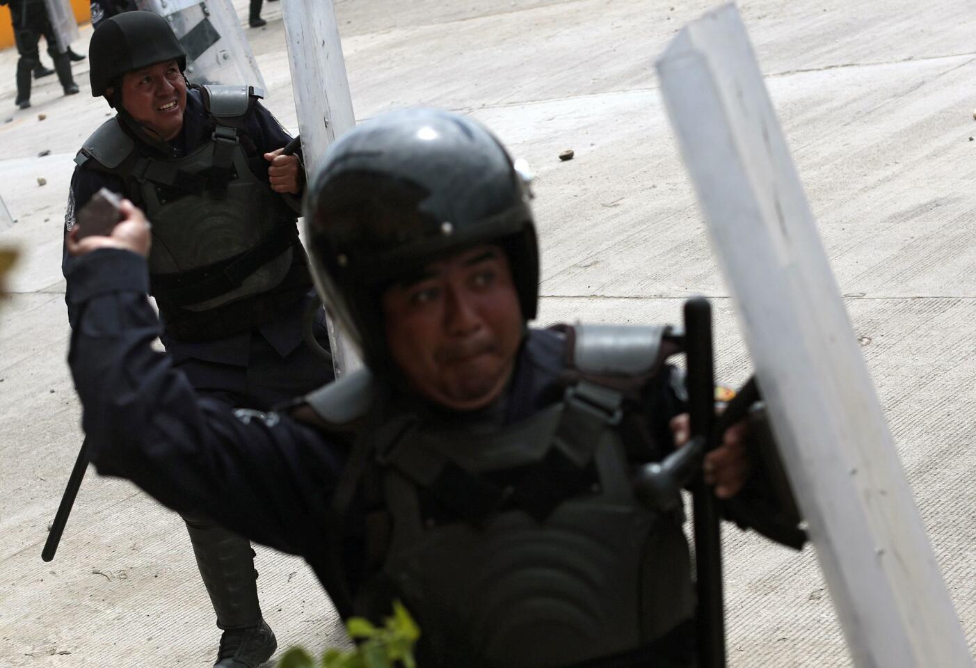 La policía se enfrenta a miembros del Movimiento Popular Guerrerense en Tlapa de Comonfort, Guerrero (MPG).