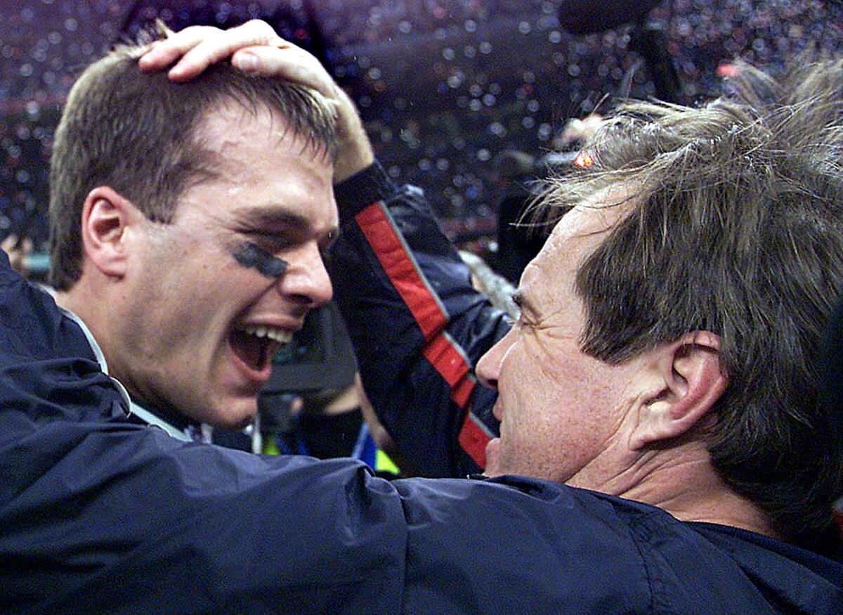 Patriots'un oyun kurucusu Tom Brady, koç Bill Belichick ile ilk Super Bowl zaferini kutluyor.