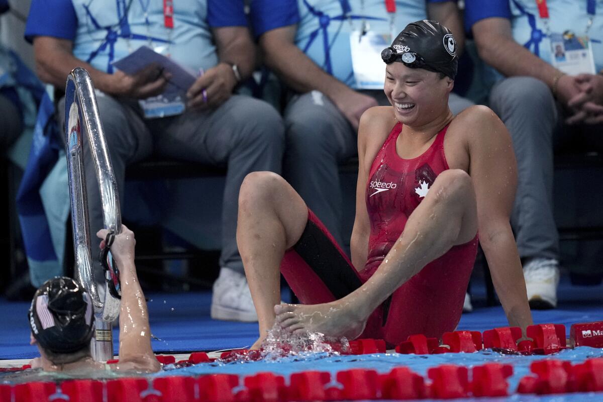 La canadiense Maggie Mac Neil celebra tras ganar los 100 metros libre de la natación