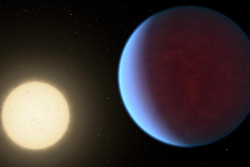 En esta ilustración, proporcionada por la NASA en 2017, se muestra el planeta 55 Cancri e, derecha, orbitando su estrella. (NASA/JPL-Caltech vía AP)