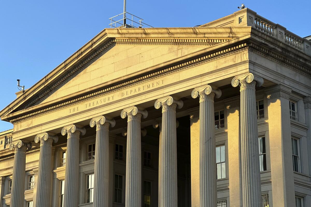 Archivo - El edificio del Departamento del Tesoro de Estados Unidos visto cerca del atardecer
