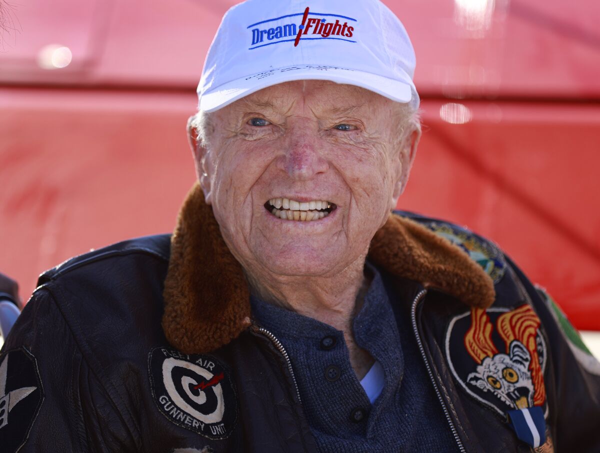 네이비 크로스 리시버 로이스 윌리엄스 대위가 비행 후 웃는다