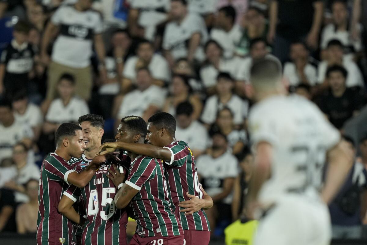 Los jugadores de Fluminense de Brasil festejan su segundo gol ante Olimpia de Paraguay