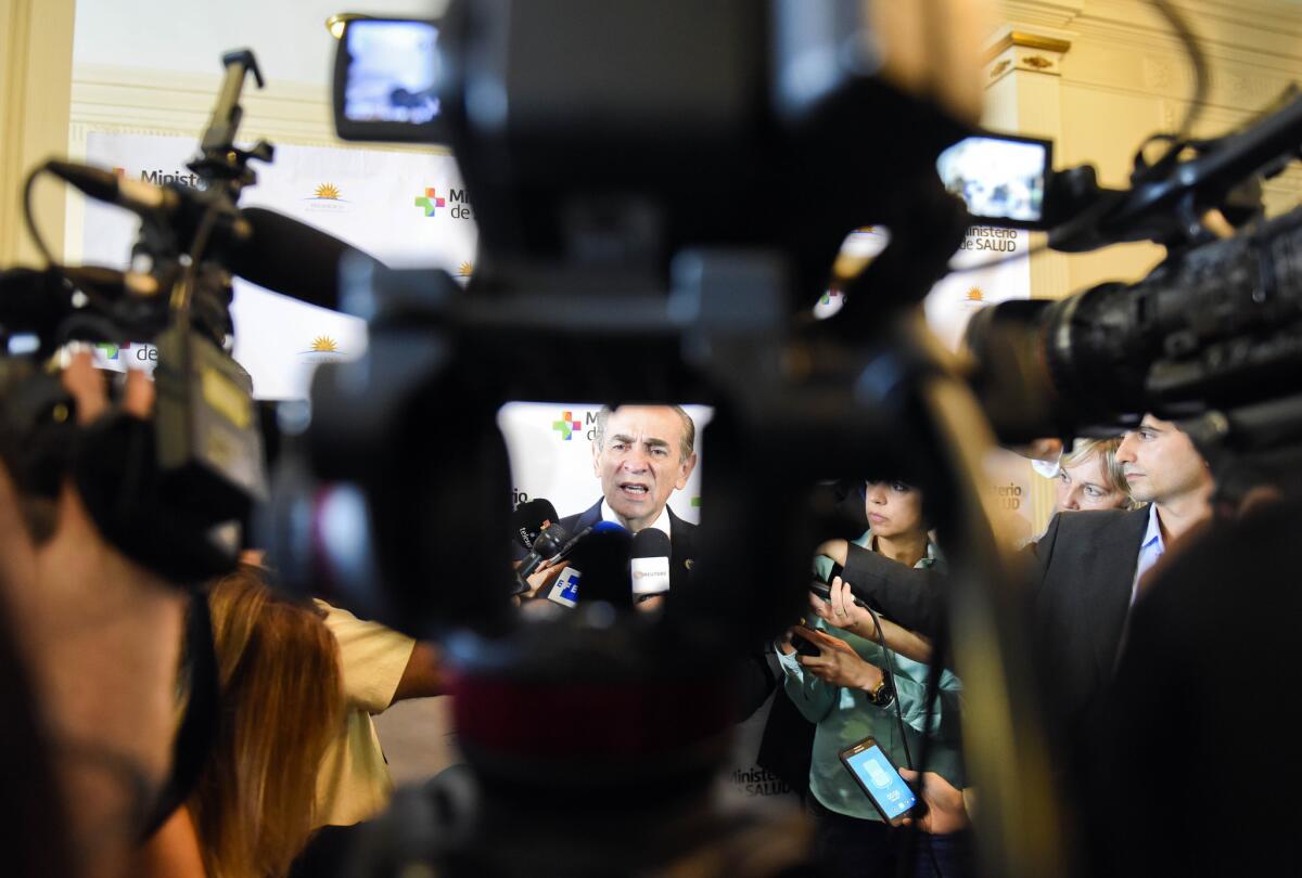 El ministro de Salud de Brasil Marcelo Castro habla a la prensa antes de asistir a la cumbre de ministros de Salud de 13 países de América para hacer frente a la propagación del virus zika en la región, en la sede del Mercosur en Montevideo, Uruguay.