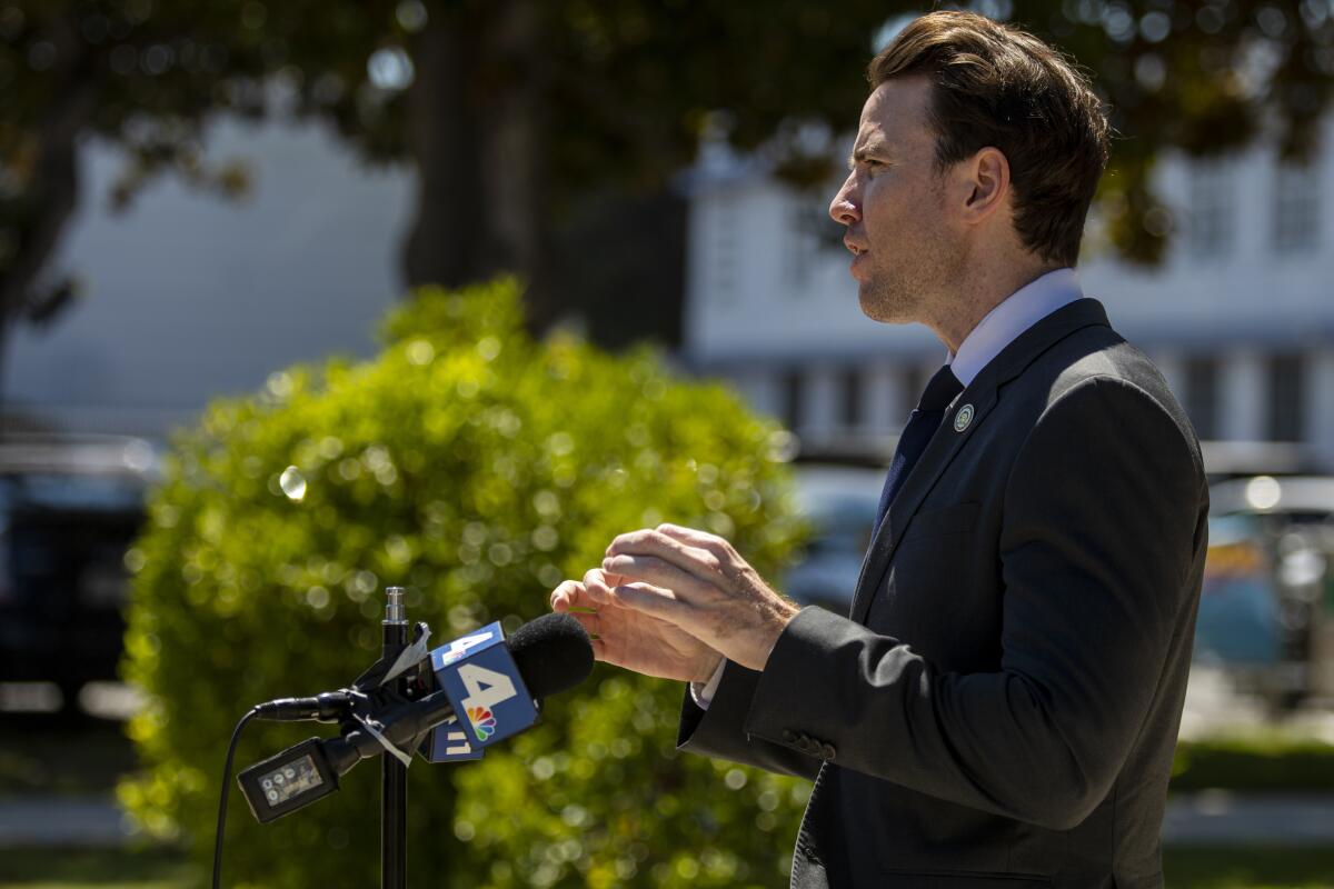 Assemblymember Kevin Kiley speaks into a microphone.