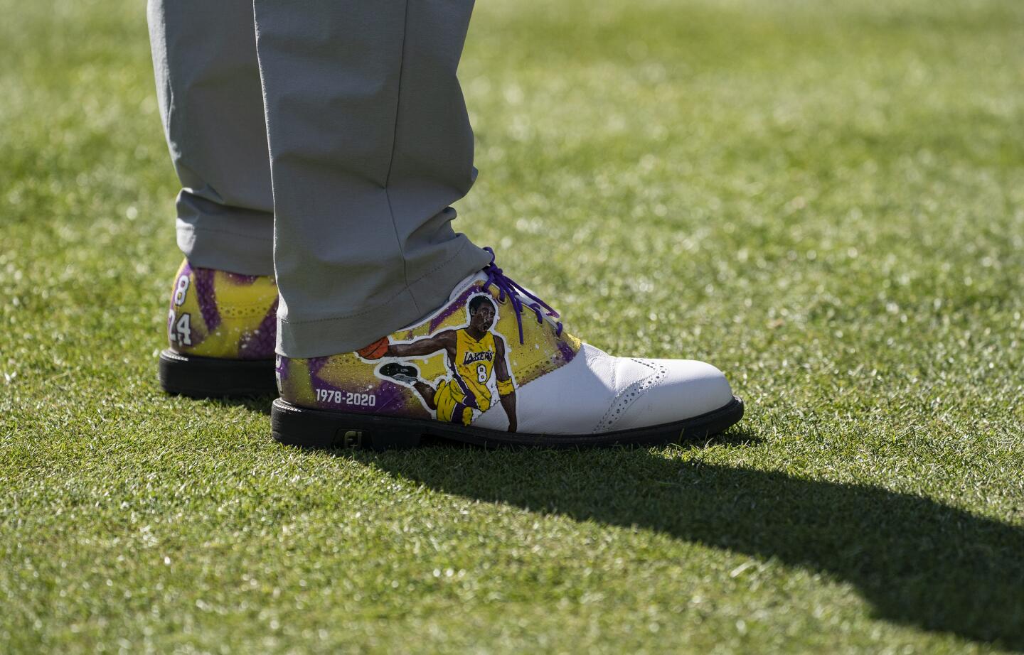 Justin Thomas pays tribute to the life of Lakers legend Kobe Bryant with customized golf shoes during the first round of the Genesis Invitational at Riviera Country Club on Feb. 13, 2020.