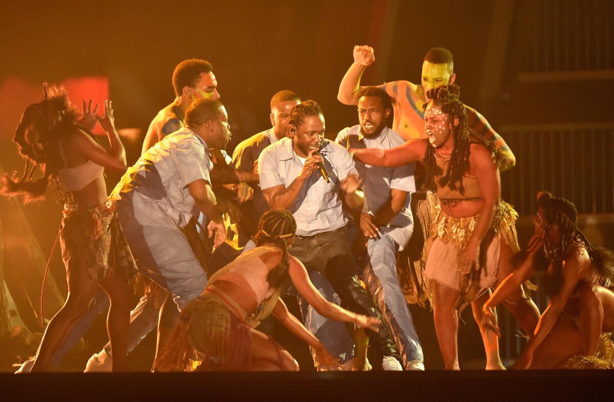 El rapero Kendrick Lamar se subió al escenario del Staples Center para ofrecer un acto que impresionó a todos con su puesta en escena y la contundencia de su mensaje social.