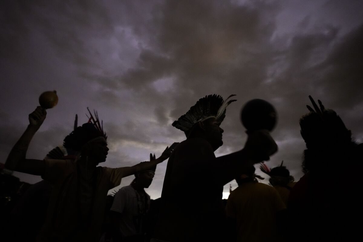 En esta imagen de archivo, indígenas participan en una marcha durante la 18va edición del Campamento Tierra Libre, en Brasilia, Brasil, el 13 de abril de 2022. (AP Foto/Eraldo Peres, archivo)