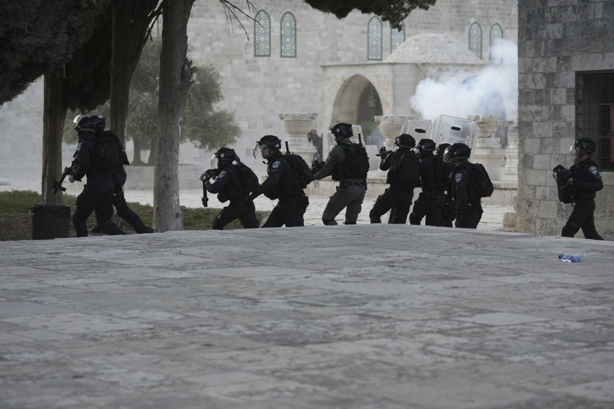 Israeli police moving in at Jerusalem holy site
